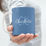 Mug Nom initial du monogramme bleu foncé<br><div class="desc">Un arrière - plan bleu poussiéreux. Personnalisez et ajoutez votre prénom et vos initiales monographiques.</div>