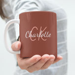 Mug Nom initial du monogramme de terre Brown<br><div class="desc">Un arrière - plan de couleur terre brune. Personnalisez et ajoutez votre prénom et vos initiales monographiques.</div>