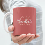 Mug Nom initial du monogramme du rose Dusty<br><div class="desc">Arrière - plan rouge-rose,  couleur rose poussiéreux. Personnalisez et ajoutez votre prénom et vos initiales monographiques.</div>
