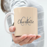 Mug Nom initial du monogramme orange doux<br><div class="desc">Un arrière - plan de couleur orange clair. Personnalisez et ajoutez votre prénom et vos initiales monographiques.</div>