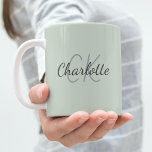 Mug Nom initial du monogramme vert poussiéreux<br><div class="desc">Un arrière - plan vert poussiéreux. Personnalisez et ajoutez votre prénom et vos initiales monographiques.</div>