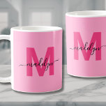 Mug Nom initial rose chaud Monogramme<br><div class="desc">Personnalisé Moderne Feminine Hot Pink Nom Initial Monogramme Coffee Mug. Cette tasse ultra-féminine apporte une touche ludique et chic à tous les amateurs de café ou de thé. Doté d'une initiale rose chaud et audacieuse sur un arrière - plan rose doux avec un élégant nom de script noir, le monogramme...</div>