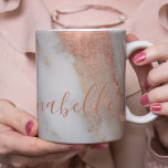 Mug Nom manuscrit personnalisé rose marbre d'or<br><div class="desc">Motif en pierre de marbre gris et parties scintillant métallique en or faux rose et tasse à café bleu marine foncé personnalisées avec votre nom dans script de cuivre rose corail tendance.</div>