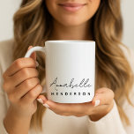 Mug Nom Monogramme | Moderne Minimaliste Élégant<br><div class="desc">Un design de monogramme personnalisé simple et élégant avec une typographie manuscrite moderne minimaliste associée à une typographie bloc en noir sur fond blanc. Le nom monogramme peut être facilement personnalisé pour créer un design aussi unique que vous ! Le cadeau ou l'accessoire parfaitement personnel pour toutes les occasions !...</div>