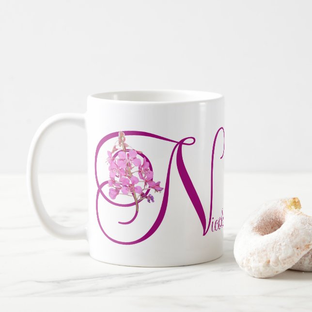 Mug Nom personnalisable Nicole rose floral monogramme (Avec donut)