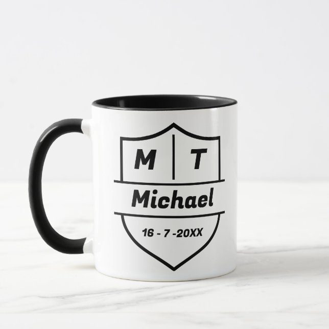 Mug Nom personnalisé, date et initiales du bouclier pe (Gauche)