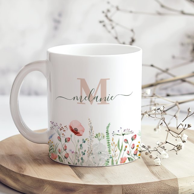 Mug Nom personnalisé de la prairie fleur sauvage Monog (Wildflower Meadow Custom Name Monogram Coffee Mug on a sunny boho wooden kitchen table.)