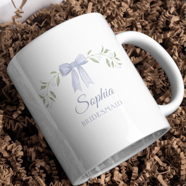 Mug Nom personnalisé élégant Bridesmaid Proposition Ca (Personalized bridesmaid mug with blue bow and floral wreath, perfect for proposals and keepsakes.)