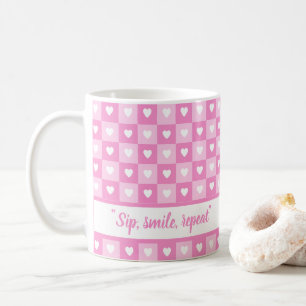 Mug Nom personnalisé mignon à damiers coeurs à motif r