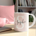 Mug Nom personnalisé moderne Monogram Pastel Rose<br><div class="desc">Nom personnalisé moderne Monogram Pastel Rose</div>
