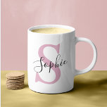 Mug Nom personnalisé moderne Monogramme rose<br><div class="desc">Nom personnalisé moderne Monogramme rose</div>