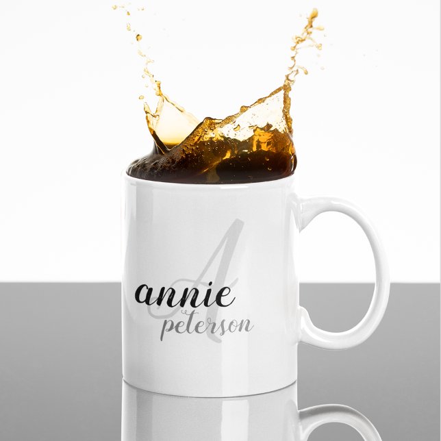 Mug Nom personnalisé. Un monogramme de lettre sur b/w (stylish monogrammed mug)