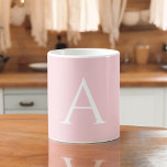 Mug Nom rose blanc Monogramme initial Élégant Script<br><div class="desc">Monogramme épais à la main, bleu, rose, gris et blanc Nom et confiture de café initiale. La tasse fait le cadeau parfait pour quelqu'un qui aime les couleurs chic modernes et élégantes pour un anniversaire, mariage, vacances de Noël, douche nuptiale ou cadeau d'occasion spécial. Veuillez contacter le concepteur pour les...</div>