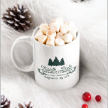 Mug North Pôle Trading Company Vintage Christmas Logo<br><div class="desc">Sirotez votre café ou cacao chaud de cette tasse de Noël de style vintage ! Le design de vacances Festive présente un logo typographique de style vintage avec des accents de pin et de pin. Le logo indique : "North Pôle Trading Company, S. Claus, Propriétaire, Acheteurs de Dons Beaux". On...</div>