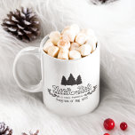 Mug North Pôle Trading Company Vintage Christmas Logo<br><div class="desc">Sirotez votre café ou cacao chaud de cette tasse de Noël de style vintage ! Le design de vacances Festive présente un logo typographique de style vintage avec des accents de pin et de pin. Le logo indique : "North Pôle Trading Company, S. Claus, Propriétaire, Acheteurs de Dons Beaux". On...</div>