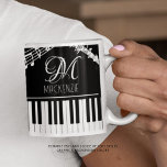 Mug Notes de musique Clavier Nom du monogramme Couleur<br><div class="desc">Tasse moderne, élégante et personnalisée avec touches de piano ou clavier et notes de personnel et de musique avec un monogramme et/ou nom ou votre texte personnalisé dans un style de police modifiable et votre choix de couleurs arrière - plan, notes graphiques et texte (en noir et blanc). Idéal pour...</div>