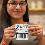 Mug Notes de musique pour piano Nom de script noir bla<br><div class="desc">Mug moderne et élégant avec clavier de piano et notes de musique en noir et blanc personnalisées avec votre nom dans un script manuscrit. Idéal pour les professeurs de musique, musiciens et professionnels de la musique. MODIFICATIONS : Vous pouvez modifier la couleur blanche de l'arrière - plan ou le style,...</div>