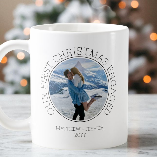 Mug Notre premier Noël de fiançailles Simple Moderne 2 (Our First Christmas Engaged SImple Modern 2 Photo Coffee Mug)