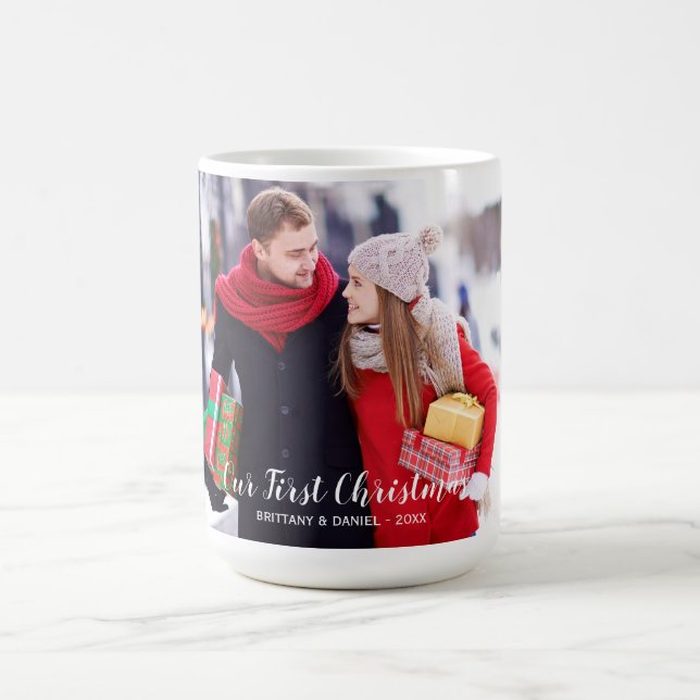 Mug Notre première photo de couples de Noël grande (Centre)