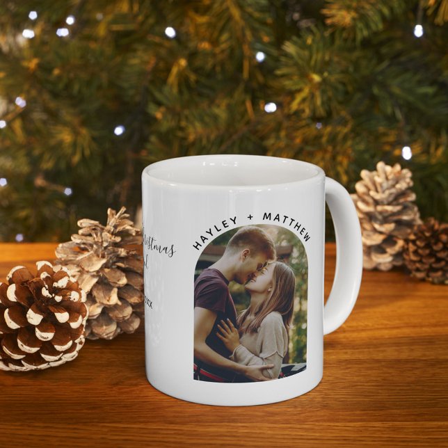 Mug Notre première photo de Noël engagée sur mesure (First Christmas Engaged Photos White 11oz Coffee Mug)