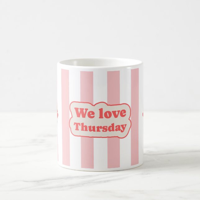 Mug Nous aimons jeudi (avec des lignes roses) (Centre)