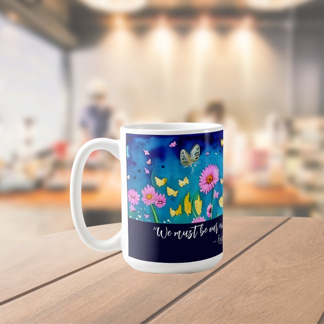 Mug Nous Devons Être Notre Propre Citation Florale (Créateur téléchargé)