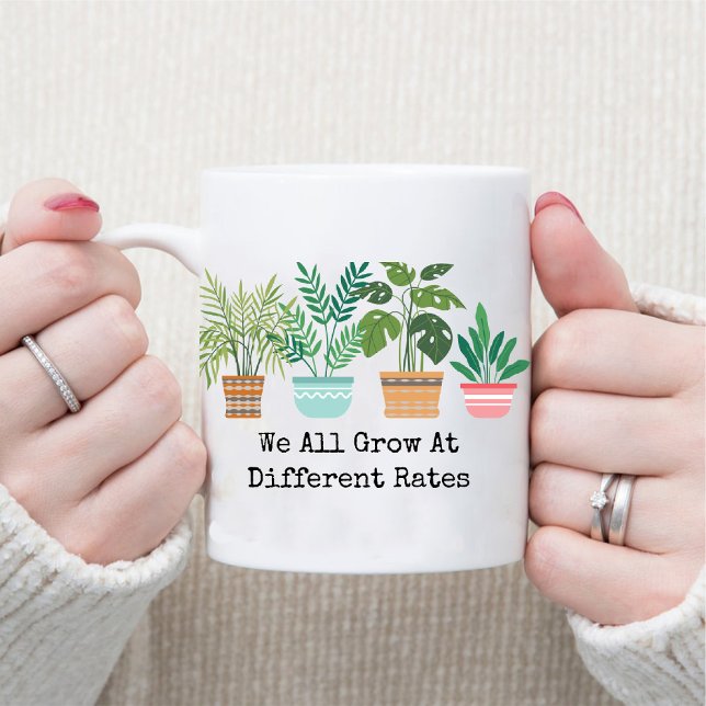 Mug Nous Grandions Tous À Différents Taux Enseignants  (We All Grow At Different Rates Gardening Teachers Mug)