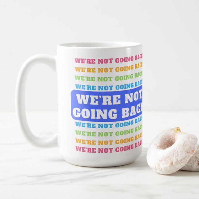 Mug Nous ne retournons pas Harris Walz 2024 Democrat (Avec donut)