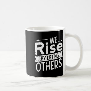 Mug Nous nous élevons en élevant les autres Citation m