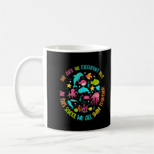Mug Nous sommes différents mais dans cette école Citat