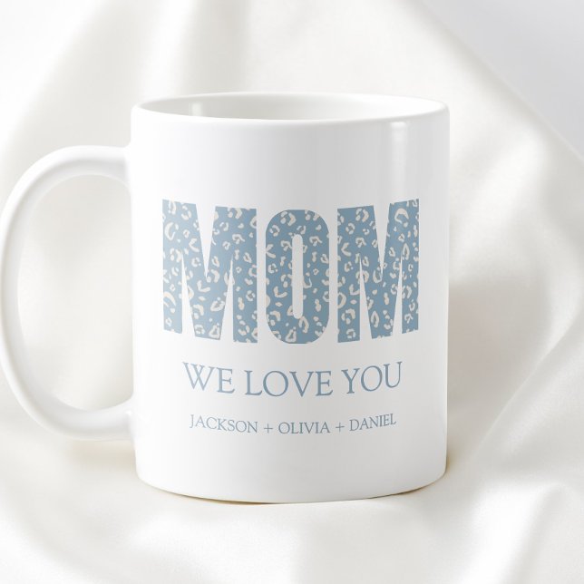 Mug Nous Vous Aimons Blue Leopard Typographie Moderne  (We Love You Blue Leopard Modern Typography Mom Coffee Mug)