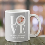 Mug Nous vous aimons Papa Fête des pères photo personn<br><div class="desc">This We Love You Dad Photo Mug est décoré du mot LOVE dans la typographie blanche sur un arrière - plan gris. Facilement personnalisable avec votre photo et votre nom. Fait un grand cadeau de Fête des pères.</div>