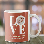 Mug Nous vous aimons Papa Fête des pères photo personn<br><div class="desc">This We Love You Dad Photo Mug est décoré du mot LOVE dans la typographie blanche sur un arrière - plan rouille. Facilement personnalisable avec votre photo et votre nom. Fait un grand cadeau de Fête des pères.</div>