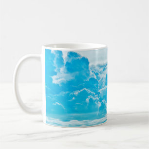 Mug nuages blancs et ciel bleu vif arrière - plan, pan