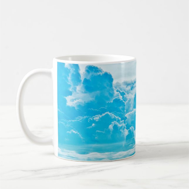Mug nuages blancs et ciel bleu vif arrière - plan, pan (Gauche)