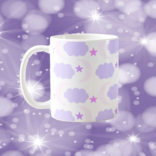 Mug Nuages de Lune Étoiles Rose Clair Violet (A mug with a pink and purple pattern of clouds, moons and stars.)