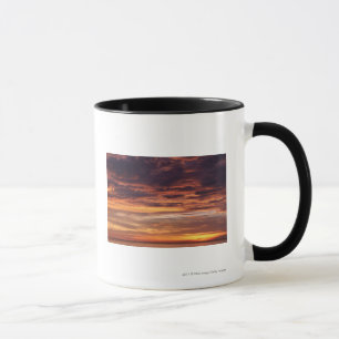 Mug Nuages foncés en ciel strié par orange