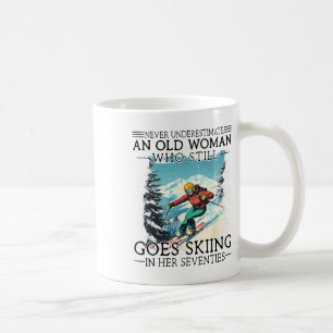 Mug N'undermettez jamais une vieille femme qui fait en