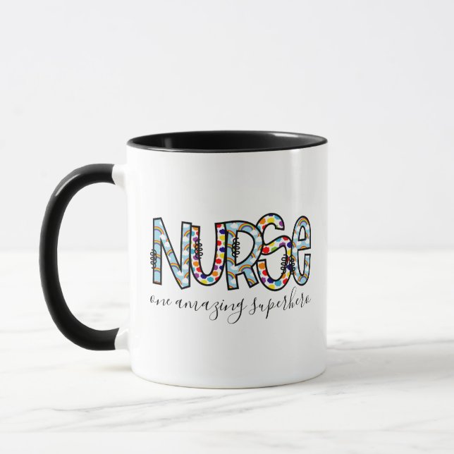 Mug Nurse One Superhero Extraordinaire Typographie mod (Gauche)