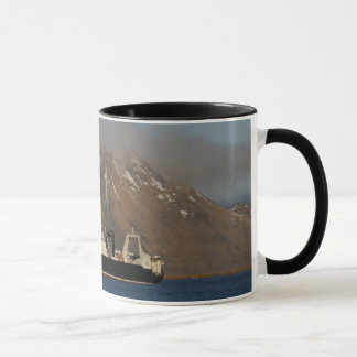 Mug Océan de l'Alaska, chalutier usine dans le port