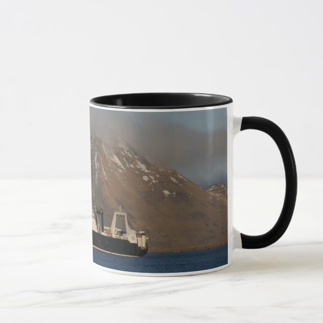 Mug Océan de l'Alaska, chalutier usine dans le port (Droite)