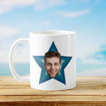 Mug Office de divertissement PERSONNALISÉ Photo découp<br><div class="desc">Caffeinate de rire ! Cette tasse personnalisée sur mesure transforme votre routine matinale en un retour hilarant. Imaginez votre visage (ou animal de compagnie, peut-être le patron ? ) en regardant au-dessus d'un découpage étoile rétro, rayonnant avec des sass à la caféine. Chaque sip chuchote : "Le travail peut attendre,...</div>