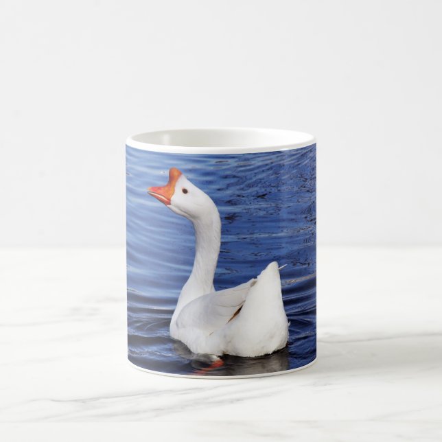 Mug oie blanche nageant dans l'eau bleue (Centre)