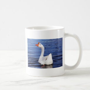 Mug oie blanche nageant dans l'eau bleue