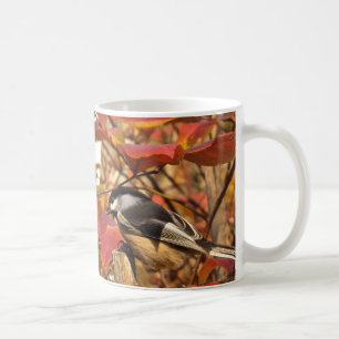Mug Oiseau de Chickadee dans le feuille d'automne rose