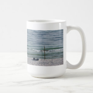 Mug Oiseau sur la croix en bois par l'océan