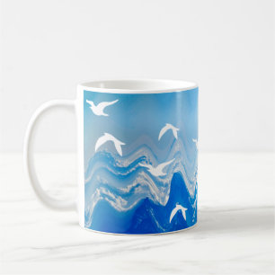 Mug Oiseaux au-dessus des vagues de la mer