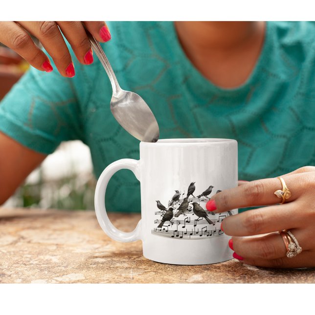 Mug oiseaux noirs assis sur une composition musicale 3 (Créateur téléchargé)