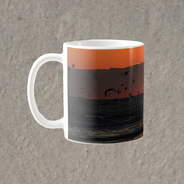 Mug Oiseaux survolant l'océan Photo (A mug with a photograph of sea gull birds flying over the ocean during sunrise.)