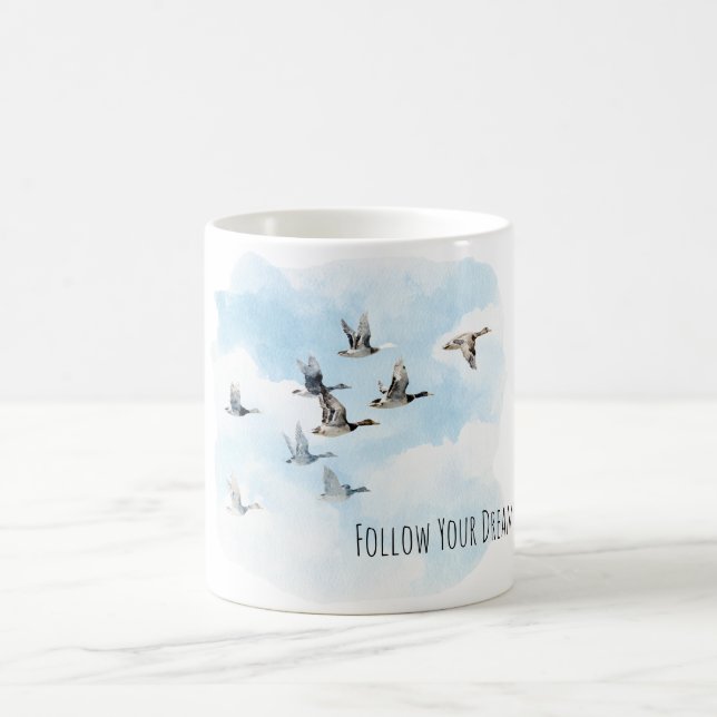 Mug Oiseaux volant ciel bleu nuages (Centre)